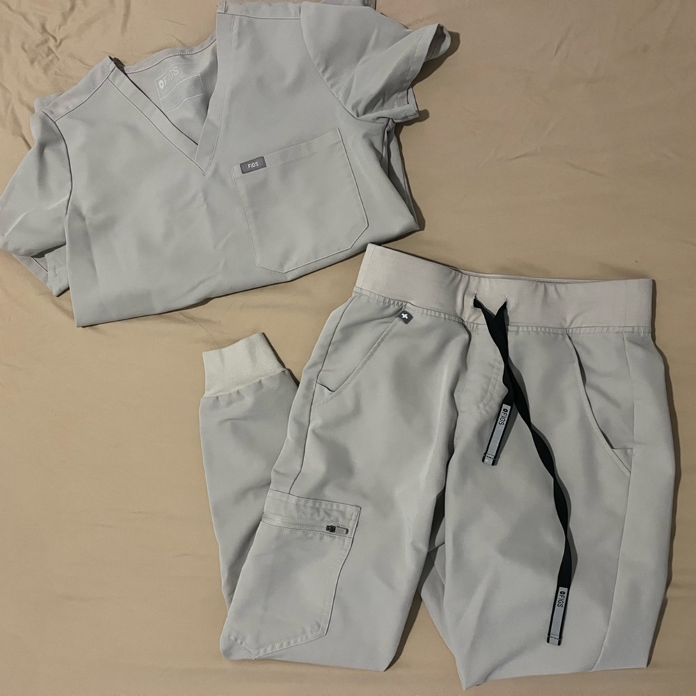 FIGS Technical Collection - Bone Catarina One-Pocket Scrub top w/ Zamora jogger